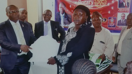 (L-r): Rotarian Mike Umo, president, Rotary Club of Mushin-Metro, District 9110, presenting a treated net to a pregnant woman at Shomolu General Hospital, Lagos.